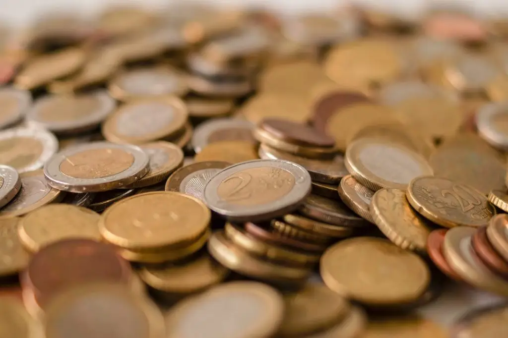 Stapel geld en munten symboliseren de besparingen die je kunt bereiken met onafhankelijk hypotheekadvies