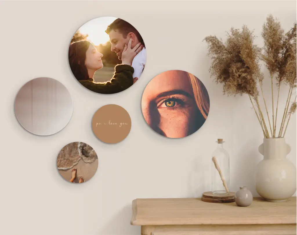 Fotocollage in cirkelvormen om woonkamer persoonlijker te maken met foto's