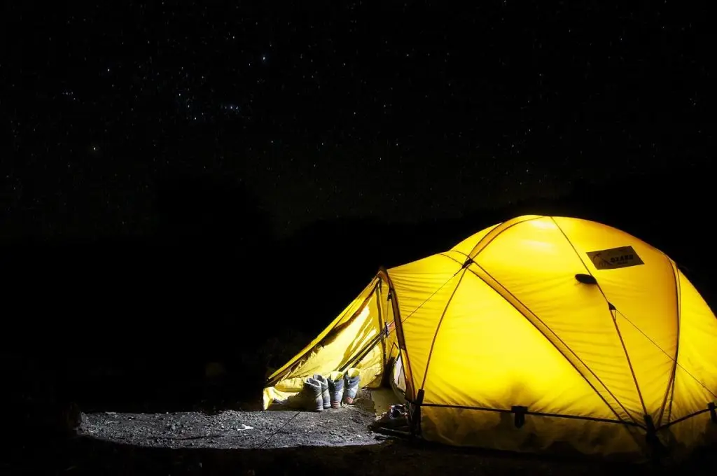 Gids voor het kiezen van de perfecte tent met tips over grootte, materiaal en seizoensbestendigheid