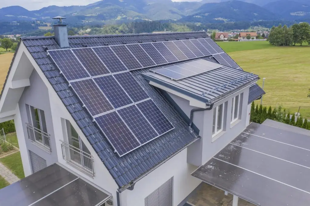 Luchtfoto van woonhuis met zonnepanelen op dak in Barneveld, Gelderse Vallei