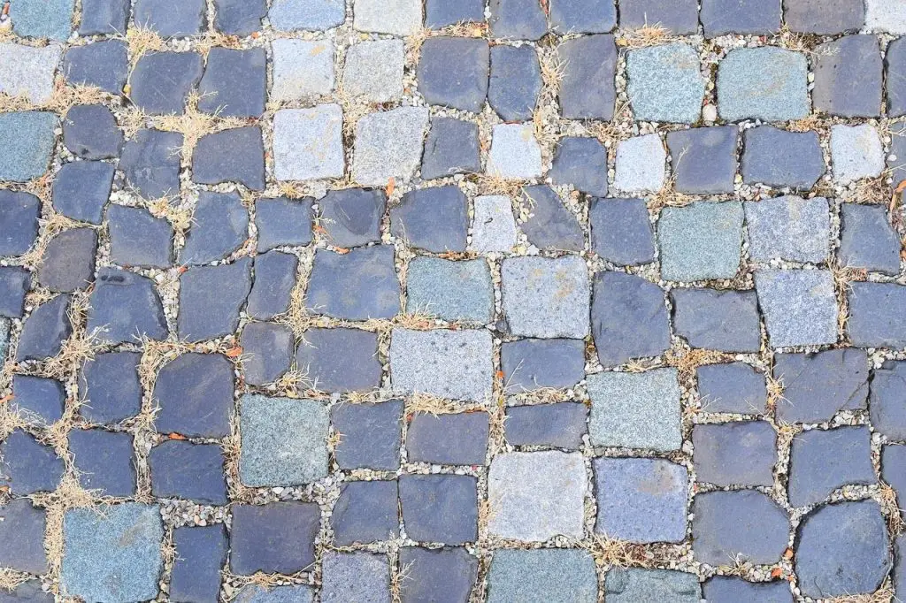 Uitgelegd: sierbestrating bedrijf in Markelo met diverse materialen zoals natuursteen en klinkers voor verschillende budgette