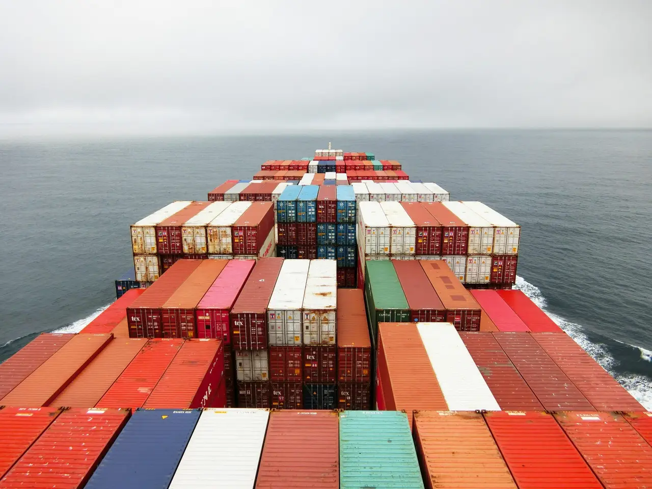 Schip met containers klaar voor zeevracht en luchtvracht naar Suriname met SME Shipping