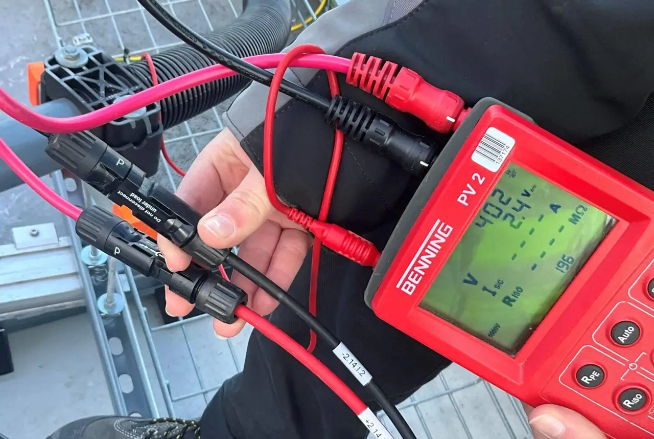 Professionele keuring van uw PV-installatie met inspectie van bekabeling, omvormers en zonnepanelen