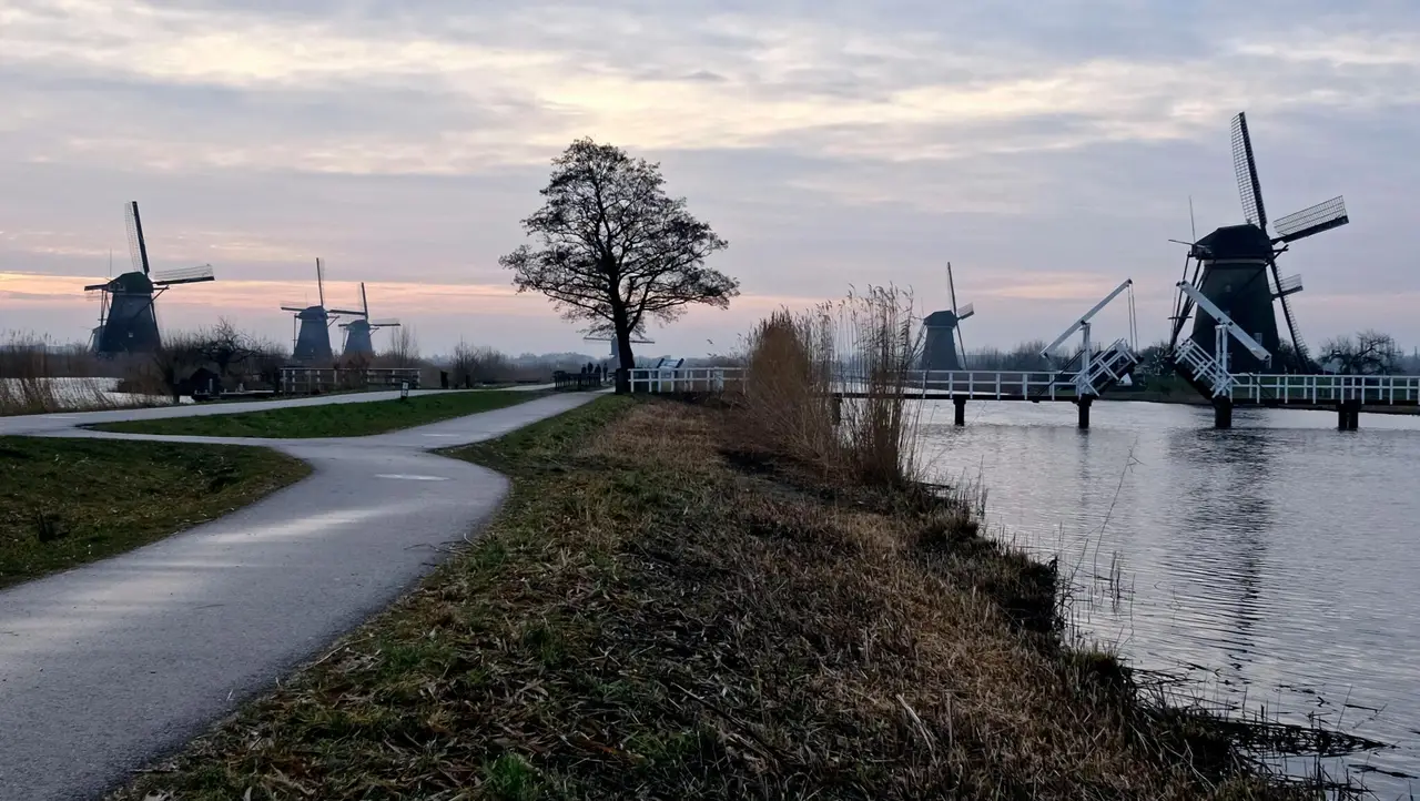 Hotel met restaurant nabij Kinderdijk aan jachthaven Alblasserdam met water- en bootsuitzicht