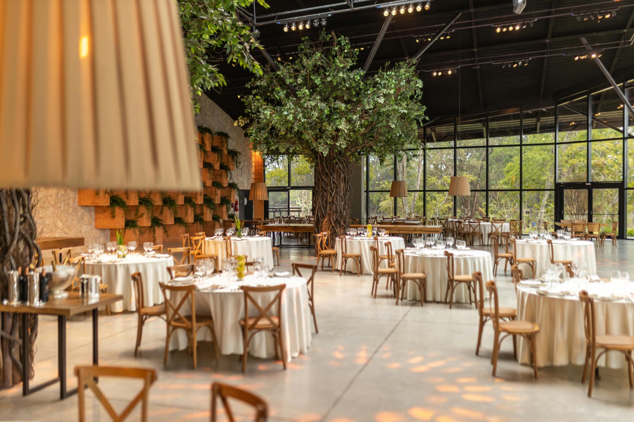 Elegante zaal partycentrum in Zuid-Holland voor bruiloften met sfeervolle inrichting