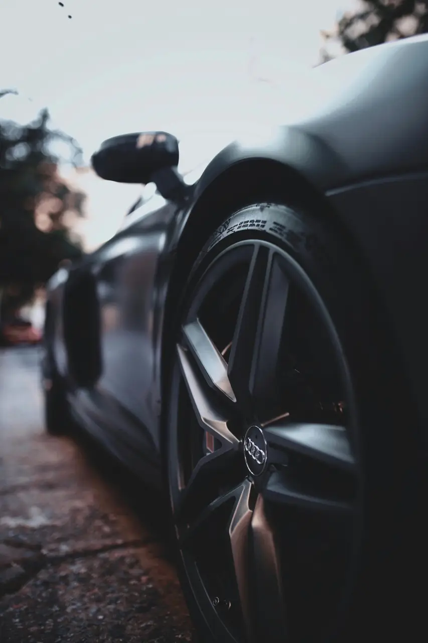 Showroom van autodealer in Apeldoorn met Duitse occasions en betrouwbare voertuigen op voorraad