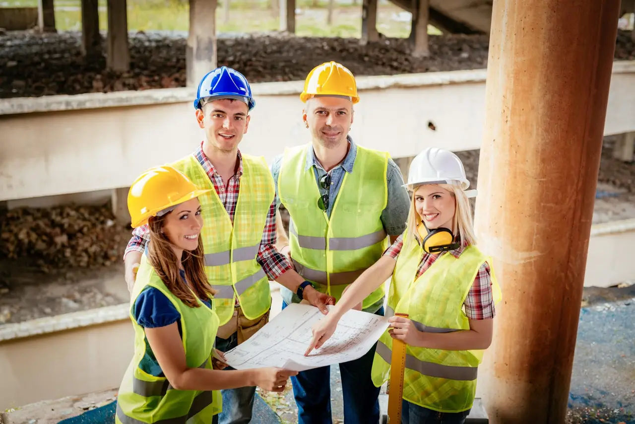 Professionele projectontwikkelaar aan het werk op een bouwlocatie met architectuurplannen en gebiedsontwikkelingsdocumenten