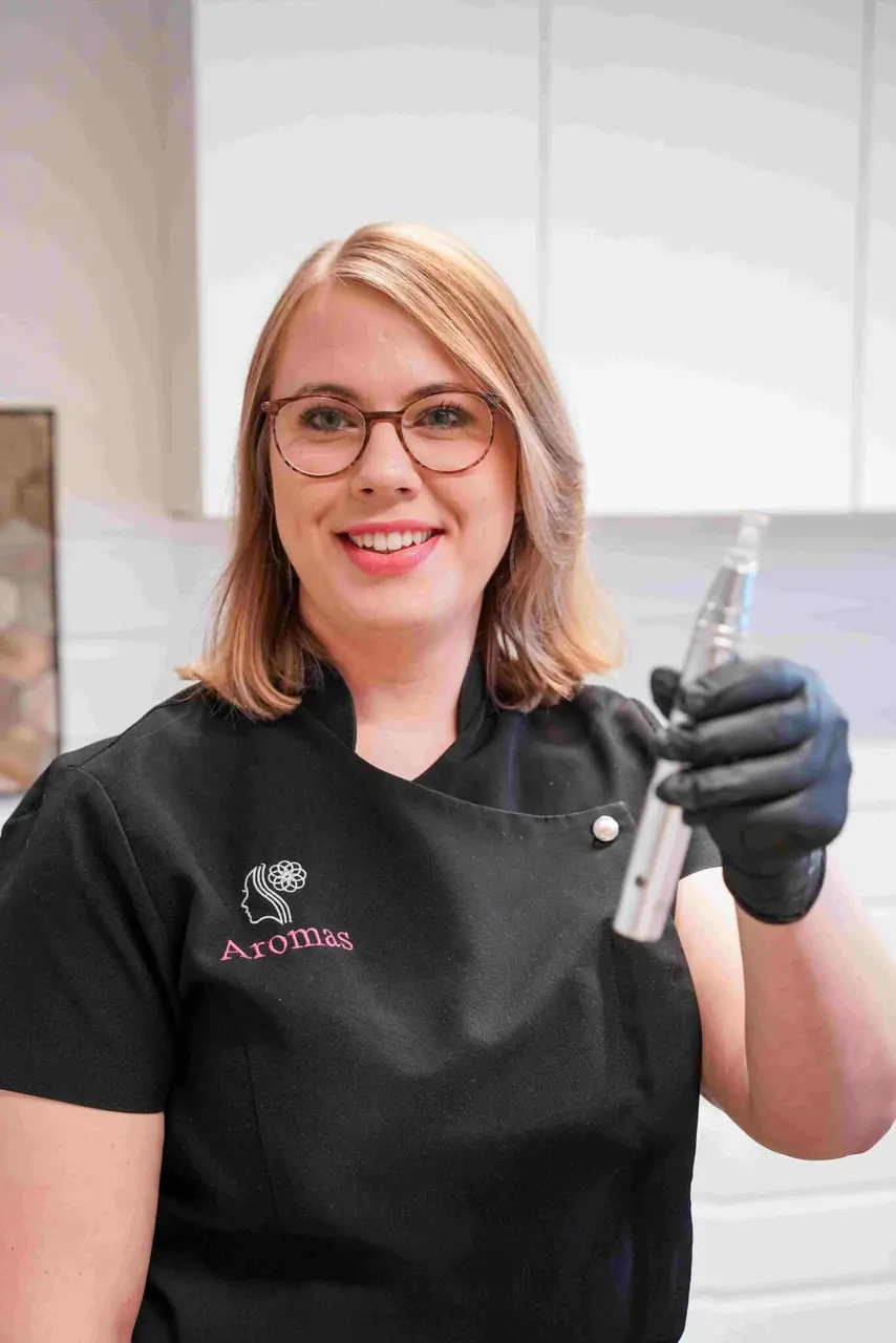 Professionele microneedling behandeling voor huidverbetering en collageen-stimulatie bij Aromas Beautysalon